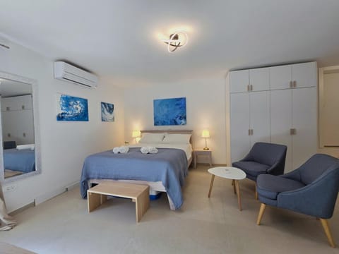 Bed, Photo of the whole room, Seating area, Bedroom, air conditioner