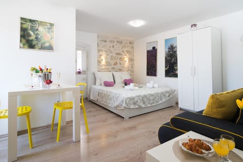 Guest House Babina - Apartments King & Queen Bed and Breakfast in Split