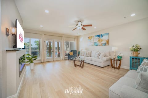 Blue Hues & Lake Views House in Lago Vista