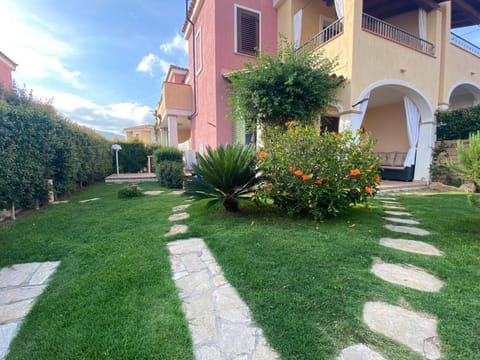 Property building, Facade/entrance, Garden, Garden view