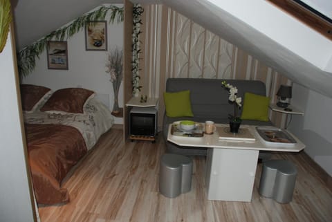 Bed, TV and multimedia, Coffee/tea facilities, Photo of the whole room, Seating area, hair dryier, microwave, towels, air conditioner