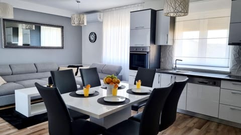 Kitchen or kitchenette, Seating area, Dining area, oven, stove