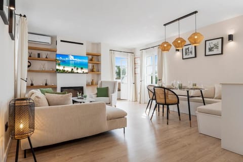 TV and multimedia, Kitchen or kitchenette, Living room, Seating area, Dining area