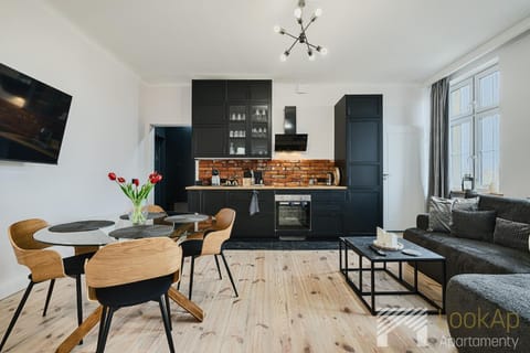 TV and multimedia, Kitchen or kitchenette, Living room, Seating area, Dining area