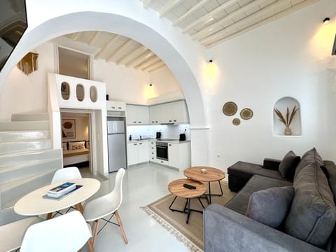 Kitchen or kitchenette, Living room, Seating area, Dining area, oven, stove