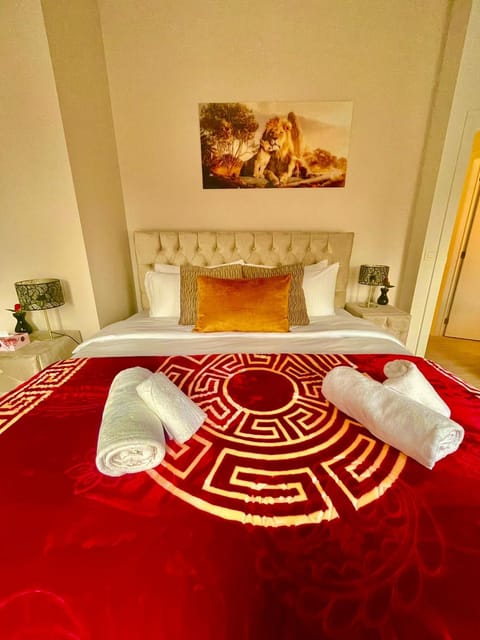 Bed, Photo of the whole room, Bedroom, towels