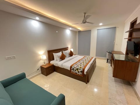Bed, TV and multimedia, Photo of the whole room, Seating area, Bedroom