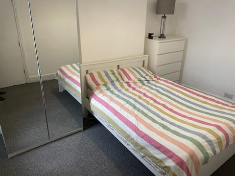 Room close to City and Hospital Vacation rental in Cardiff