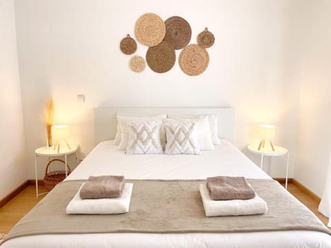 Bed, Decorative detail, Bedroom, towels