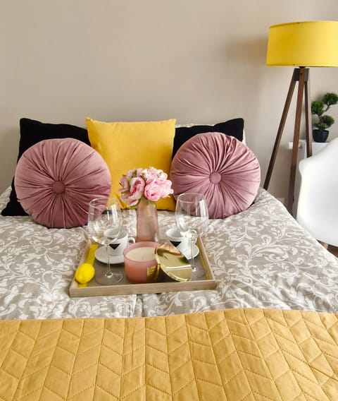 Bed, Living room, Photo of the whole room, Seating area, Bedroom