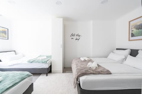 Bed, Bedroom, towels