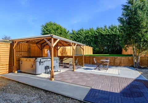 Garden, Hot Tub, Dining area