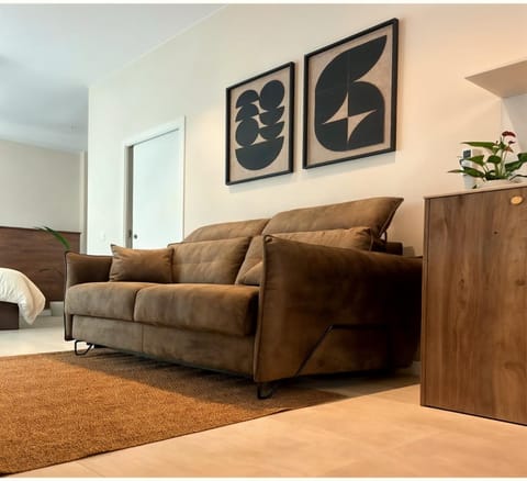 Floor plan, Bedroom, flat iron, hair dryier, washing machine, washing machine, dryer