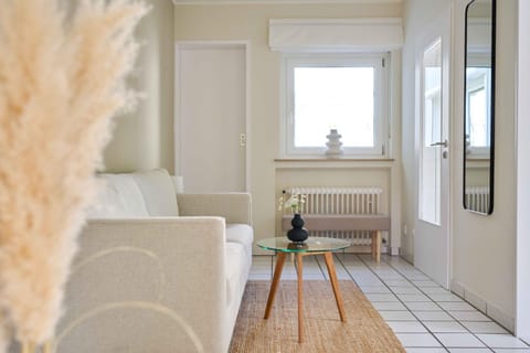Living room, Seating area, internet