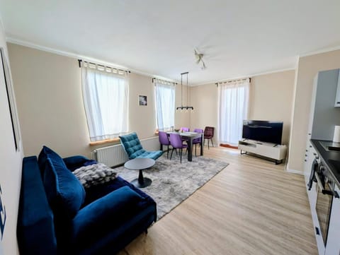 TV and multimedia, Kitchen or kitchenette, Living room, Seating area, Dining area