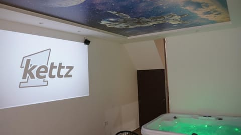 Hot Tub, TV and multimedia, Spa and wellness centre/facilities, Bath, air conditioner