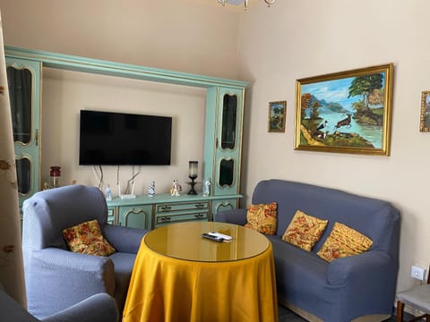 Communal lounge/ TV room, TV and multimedia, Living room, Seating area, Evening entertainment
