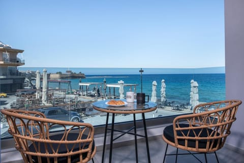 Patio, Restaurant/places to eat, Day, Natural landscape, View (from property/room), Balcony/Terrace, Living room, Banquet/Function facilities, Seating area, Dining area, Sea view