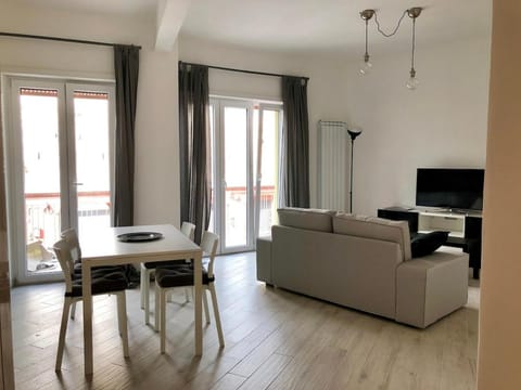 Communal lounge/ TV room, TV and multimedia, Living room, Seating area, Dining area, Evening entertainment
