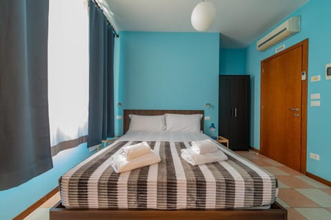 Bed, Photo of the whole room, Bedroom, air conditioner