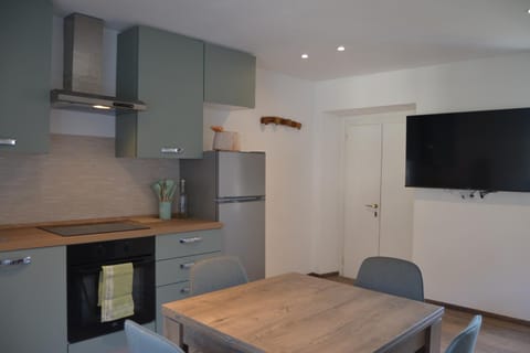 TV and multimedia, Kitchen or kitchenette, Dining area, oven, pet friendly, stove