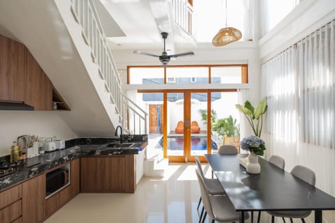 OG Cruz - Central & Stylish Canggu Pool Villa - Sleeps 7 House in North Kuta