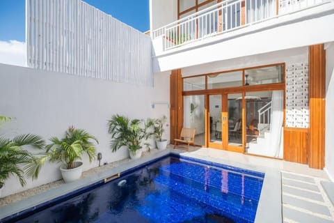OG Cruz - Central & Stylish Canggu Pool Villa - Sleeps 7 House in North Kuta