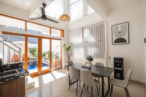OG Cruz - Central & Stylish Canggu Pool Villa - Sleeps 7 House in North Kuta