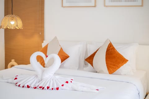 OG Cruz - Central & Stylish Canggu Pool Villa - Sleeps 7 House in North Kuta