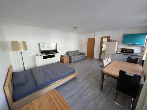 Bed, TV and multimedia, Photo of the whole room, Bedroom