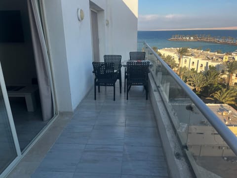 Day, Natural landscape, View (from property/room), Balcony/Terrace, Dining area, City view, Sea view