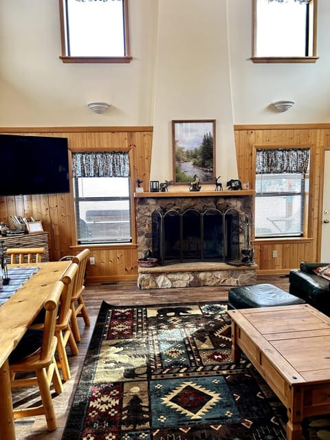 Communal lounge/ TV room, TV and multimedia, Living room, Seating area, Dining area, Evening entertainment