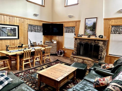 Communal lounge/ TV room, TV and multimedia, Living room, Seating area, Evening entertainment