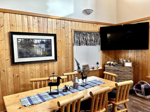 TV and multimedia, Kitchen or kitchenette, Living room, Seating area, Dining area