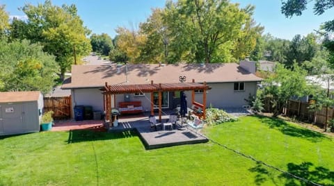 Charming four bedroom home with large yard and plenty of room for family House in Greenwood Village