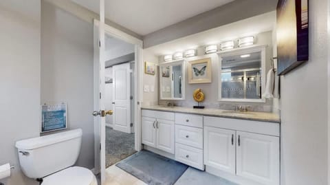 Charming four bedroom home with large yard and plenty of room for family House in Greenwood Village