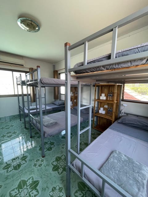 Bed, Photo of the whole room, Bedroom, bunk bed, towels