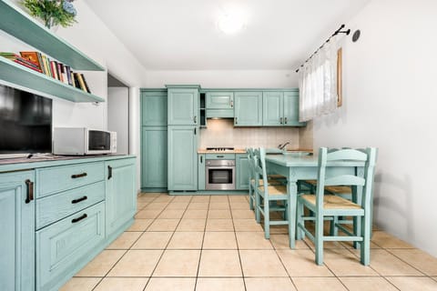 TV and multimedia, Kitchen or kitchenette, Dining area, oven, stove