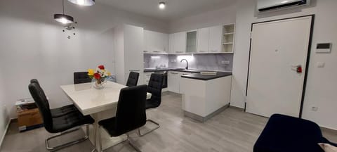Kitchen or kitchenette, Seating area, Dining area, oven