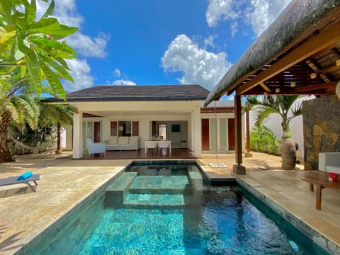 Property building, Patio, Pool view, Swimming pool, Swimming pool, sunbed