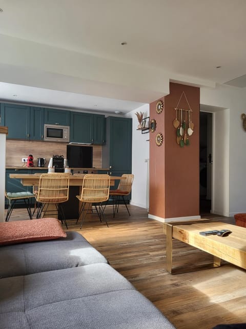 TV and multimedia, Kitchen or kitchenette, Living room, Seating area, Dining area