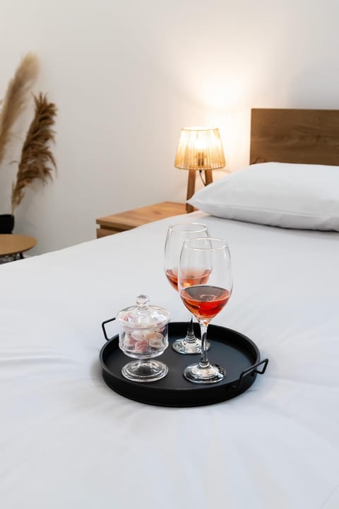Bed, Photo of the whole room, Bedroom, Alcoholic drinks