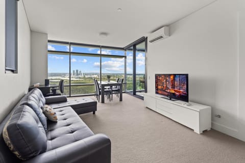 Communal lounge/ TV room, TV and multimedia, Living room, Seating area, Evening entertainment, City view, City view, acessibility