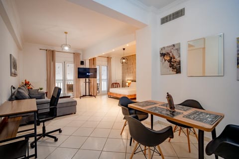 TV and multimedia, Living room, Seating area, Dining area