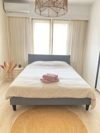 Bed, Photo of the whole room, Bedroom, air conditioner