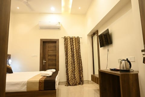 Bed, TV and multimedia, Bedroom, air conditioner