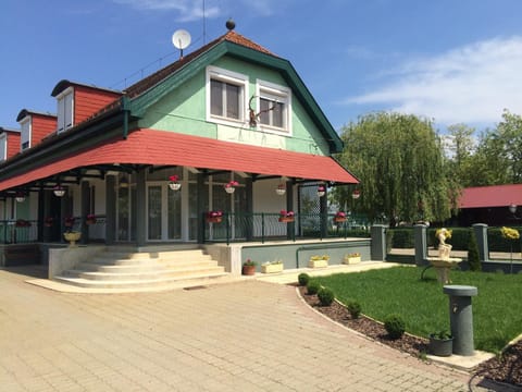 Facade/entrance