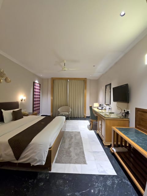 Communal lounge/ TV room, Bed, TV and multimedia, Living room, Photo of the whole room, Seating area, Evening entertainment, Bedroom