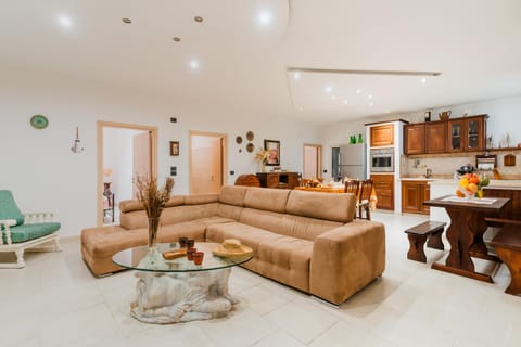 Kitchen or kitchenette, Living room, Food and drinks, Seating area, Dining area