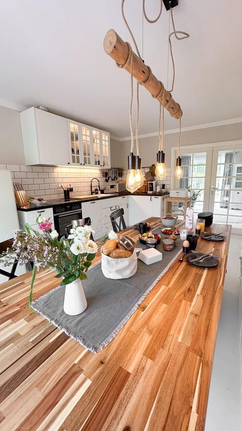 Dining area, kitchen